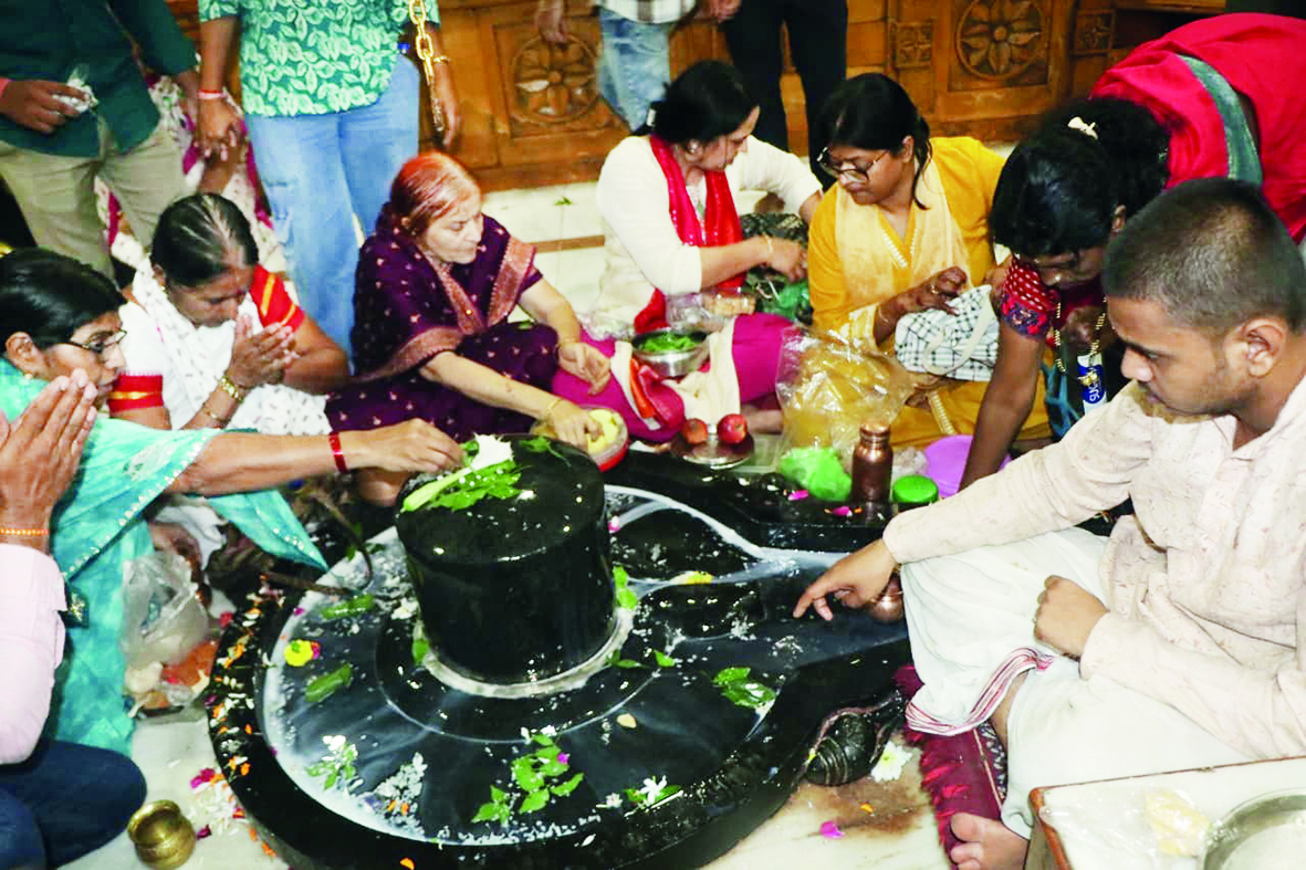 श्रावणी सोमवार अन नागपंचमीचा दुहेरी योग महादेव मंदिरांमध्ये भाविकांची दर्शनासाठी गर्दी
