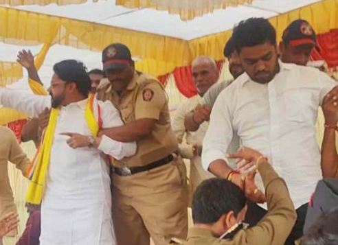  आंदोलकांना पोलिसांनी घेतले ताब्यात; परवानगी नाकारल्यानंतर आंदोलनस्थळी गोंधळ