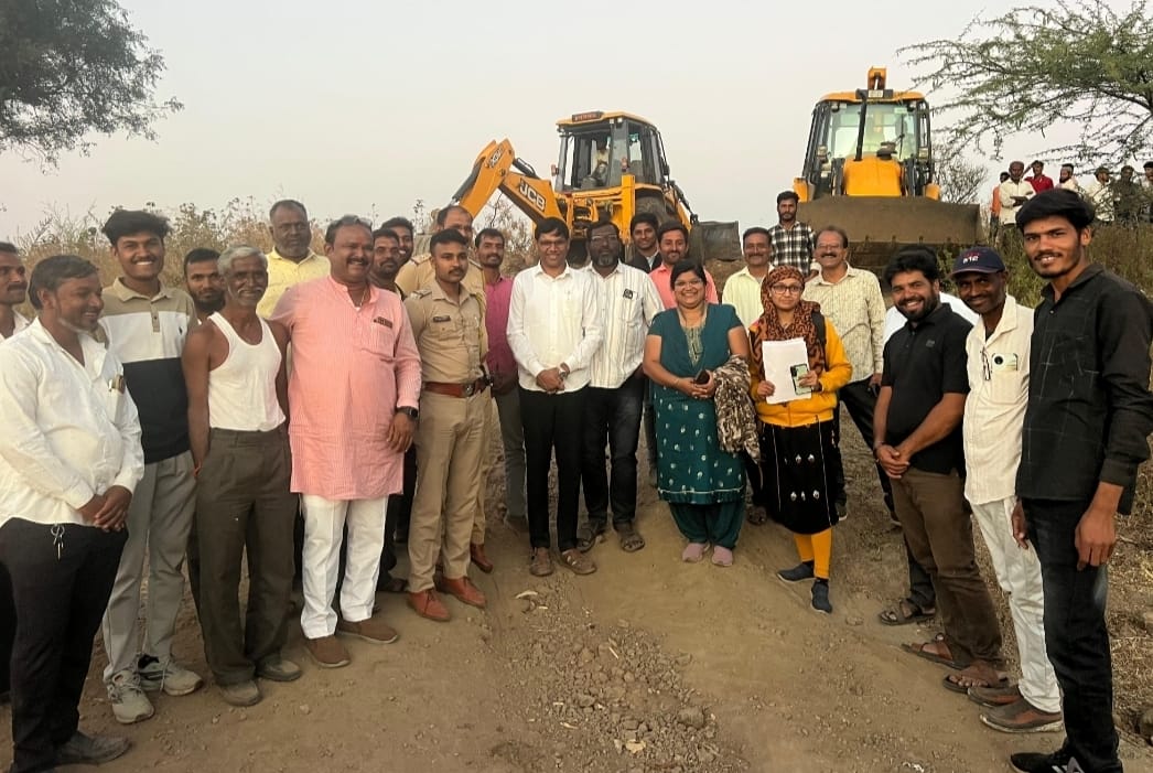 बोधेगावचा अडविलेला रस्ता अखेर पोलीस बंदोबस्तात पूर्ण 