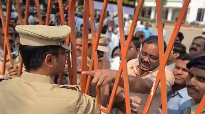 पुण्यात भाजप-काँग्रेसचे कार्यकर्ते भिडले; आंदोलन अन् दगडफेक