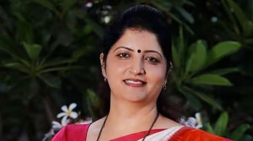 महिला पोथ्या-पुराणात अधिक अडकल्या, पण संविधान वाचायचे राहिले : रुपाली चाकणकर