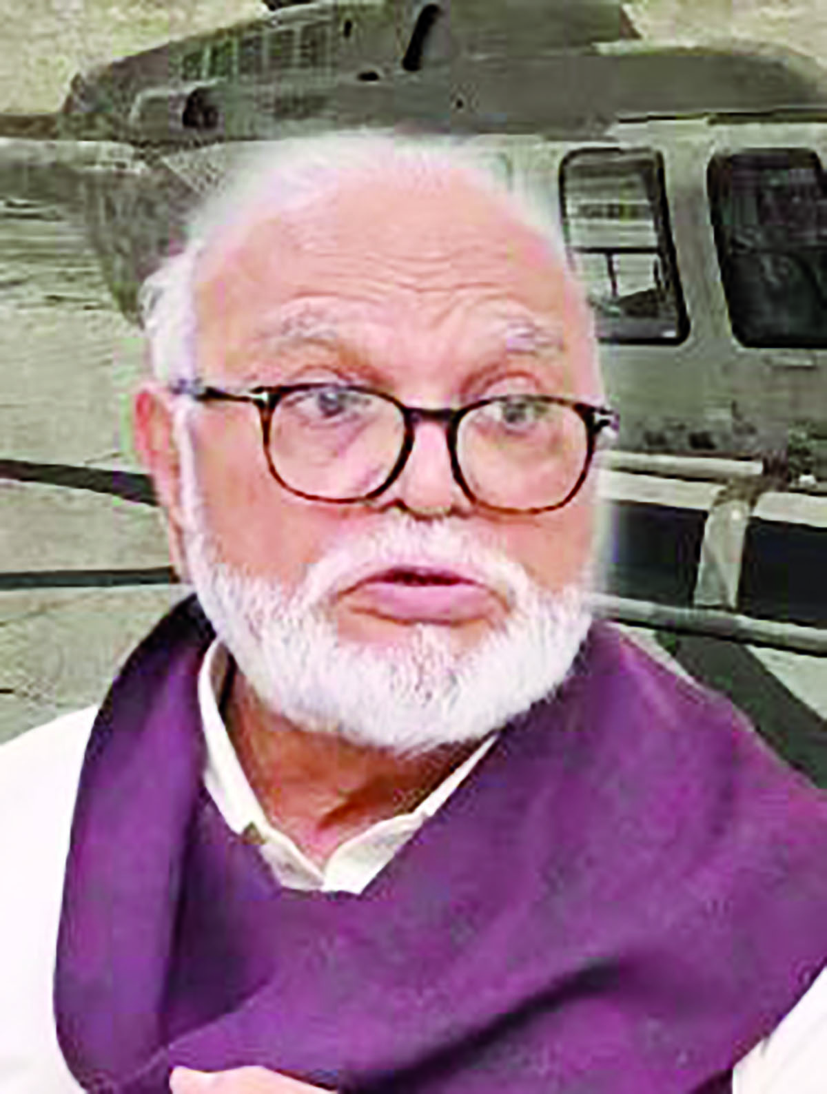 छगन भुजबळांचं हेलिकॉप्टर लँड करताना पायलटची मोठी चूक, पुण्यात अपघात थोडक्यात टळला