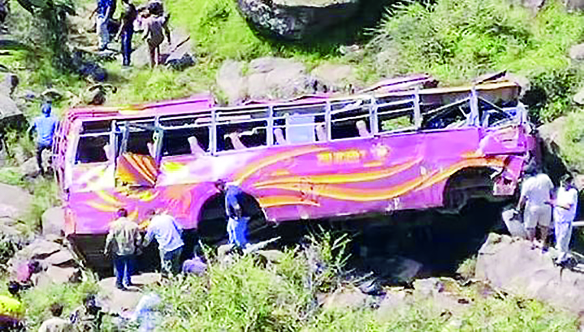 बस दरीत कोसळून भीषण अपघात, गाडीचा चक्काचूर १५ प्रवाशांचा जागीच मृत्यू