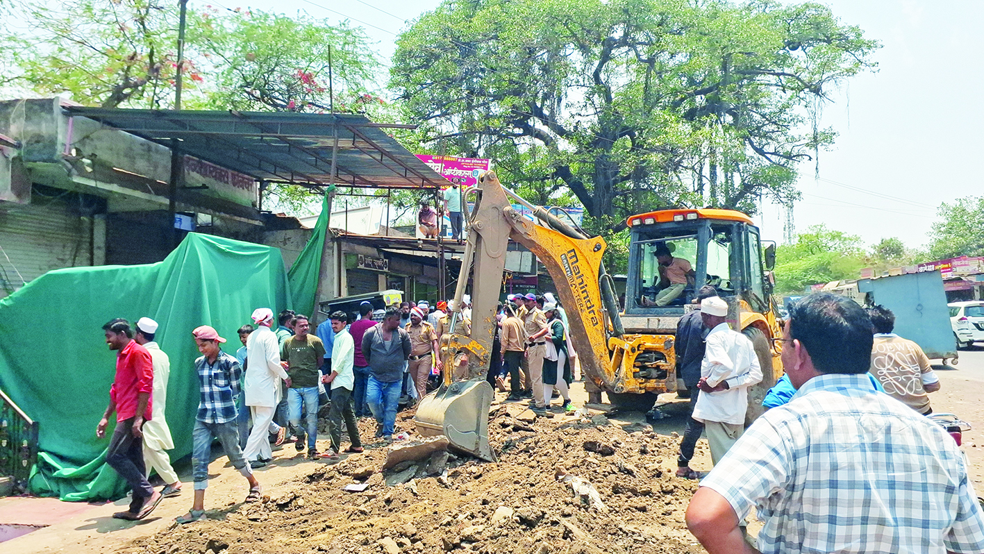 फुलंब्रीतील अतिक्रमणे प्रशासनाने केली जमीनदोस्त