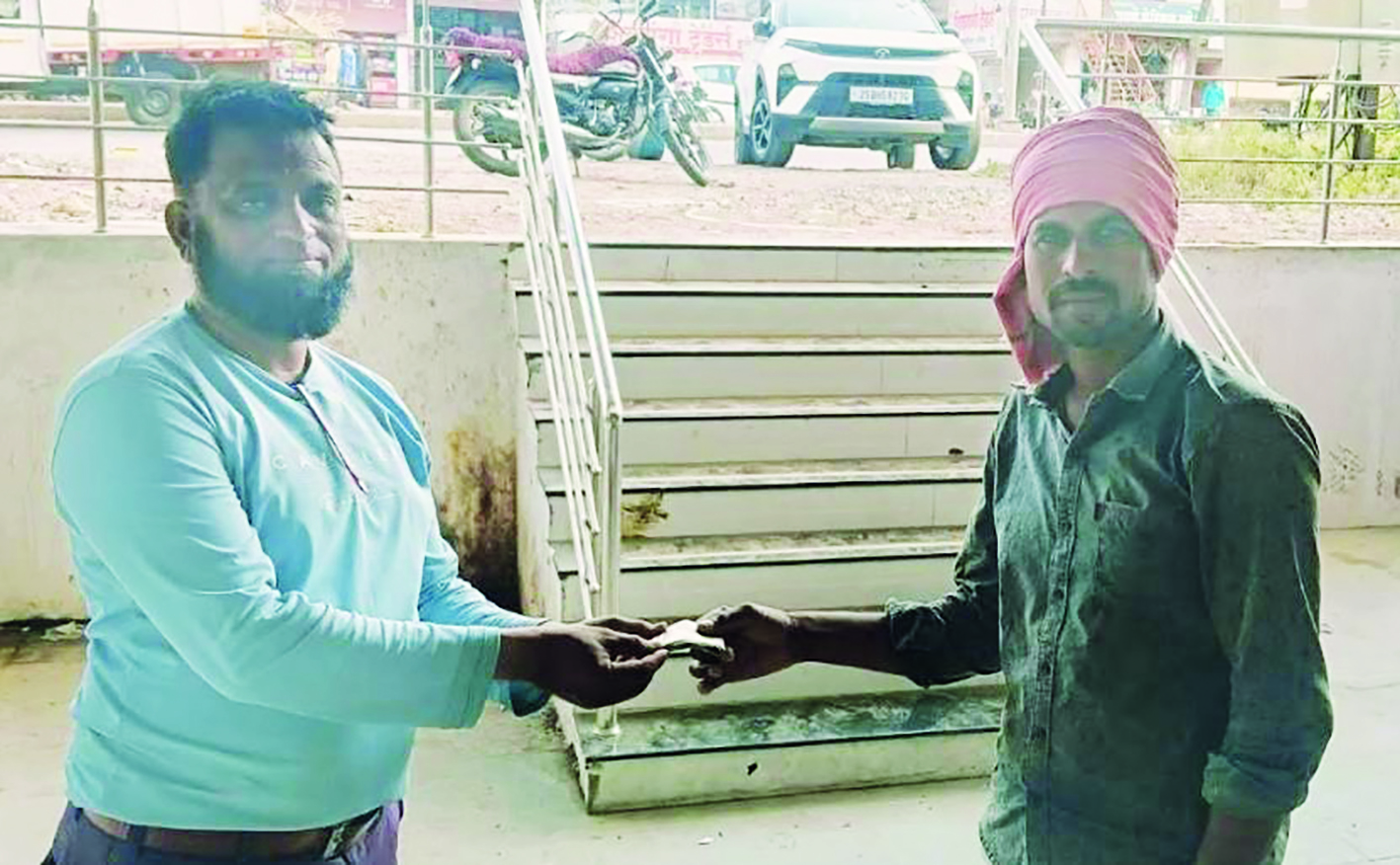 आयफोन आणि सापडलेले ३ हजार ५०० रुपये प्रामाणिकपणे केले परत