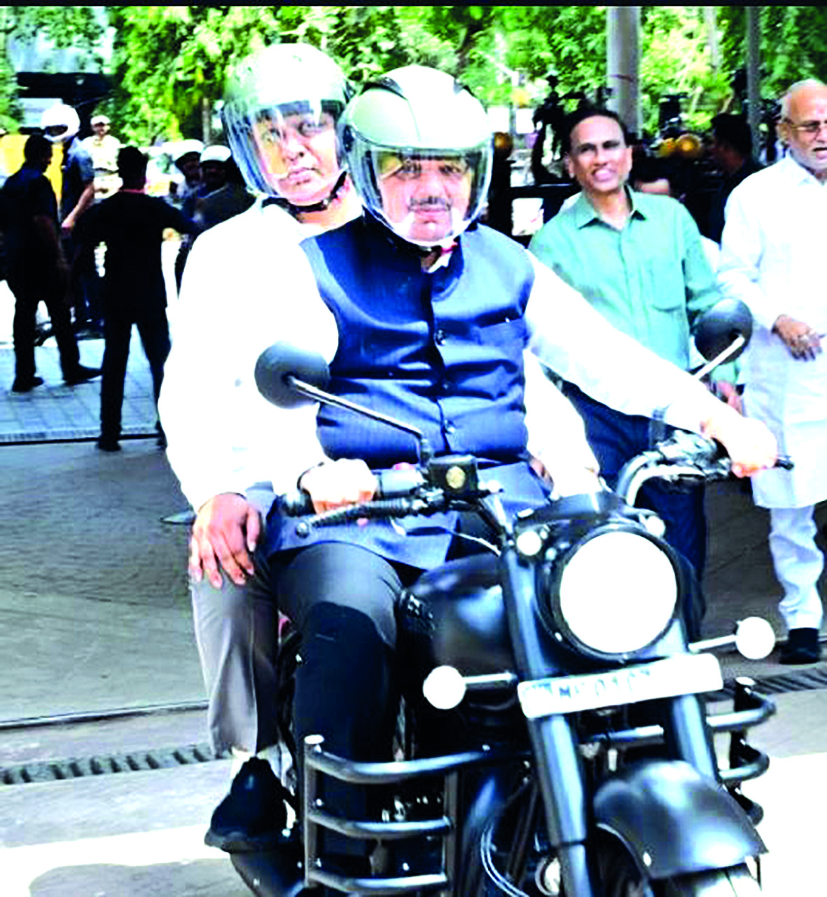 मुख्यमंत्री बुलेटवरून विधानभवनात!  पीएम मोदींचा आदर्श ठेवत फडणवीसांचाही कृतीतून संदेश
