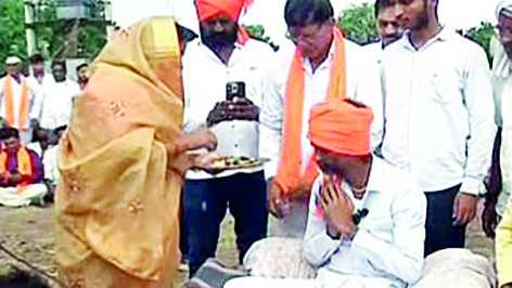 आता मागे हटणार नाही; शेतातच टाकली बाज !! मनोज जरांगे पाटलांचे भर उन्हात उपोषण सुरू