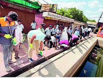 मनपा आयुक्तांच्या अॅक्शन मोडनंतर ऐतिहासिक पानचक्की चकाकली अवघ्या दोन तासांत ३ टन कचरा साफ