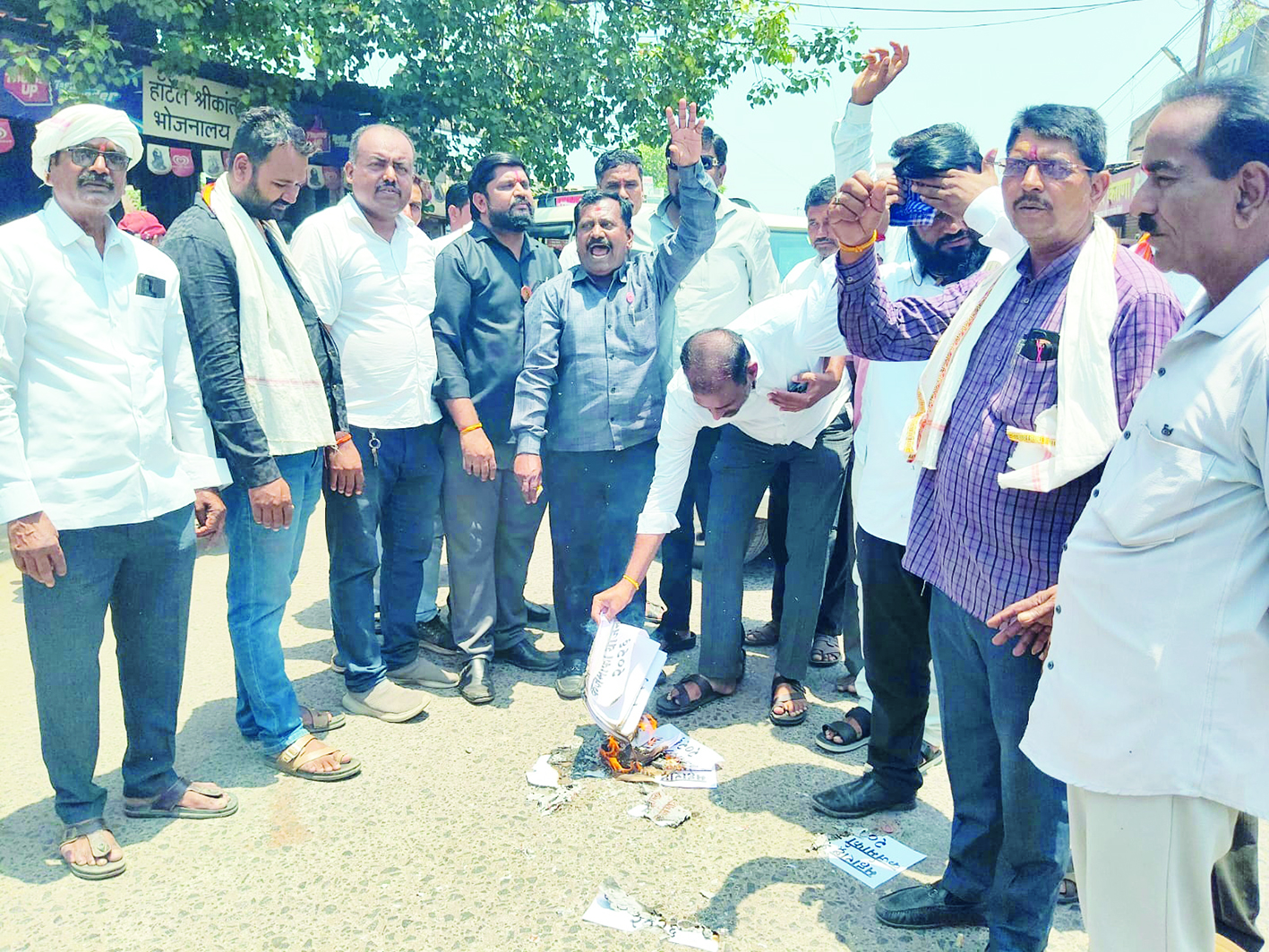  पैठणमध्ये कर्जमाफी योजनेच्या शासन निर्णयाची होळी