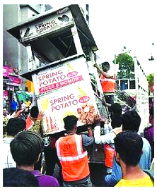सूतगिरणी चौकात मनपाचा बुलडोझर; कारवाईने दुकानदारांची पळापळ